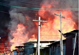 Incêndio em favela deixa ao menos dois mortos em São Paulo Incêndio em favela deixa ao menos dois mortos em São Paulo