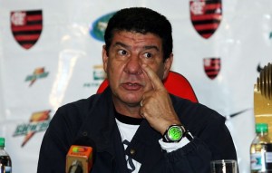 Bahia confirma saída de Joel Santana, e Flamengo admite "aproximação"