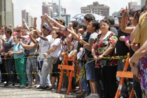 Público se manifesta pela condenação de Lindemberg na porta do Forum em Santo Andr Público se manifesta pela condenação de Lindemberg na porta do Forum em Santo Andr