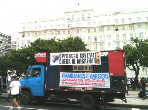 Policiais e bombeiros do Rio adiam decisão sobre greve para esta segunda-feira Policiais e bombeiros do Rio adiam decisão sobre greve para esta segunda-feira