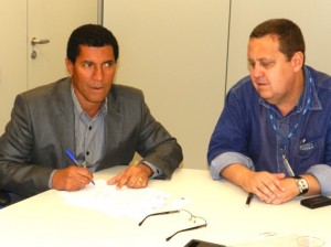 Prefeito Fernando Paulada assina convênio que estabelece o início imediato das obras de tratamento de esgoto sanitário. Ao lado, presidente da Cedae Wagner Victer Prefeito Fernando Paulada assina convênio que estabelece o início imediato das obras de tratamento de esgoto sanitário. Ao lado, presidente da Cedae Wagner Victer