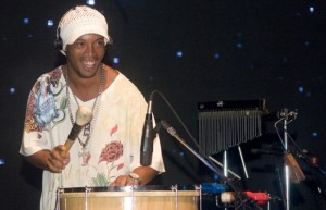 Ronaldinho vai ao pagode com conjuntivite que lhe tirou do treino - Foto: Mariana Oliver/Divulgação Ronaldinho vai ao pagode com conjuntivite que lhe tirou do treino - Foto: Mariana Oliver/Divulgação
