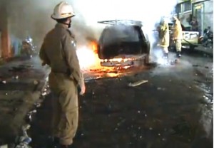 Carro da UPP foi incendiado por moradores do Morro do São Carlos Carro da UPP foi incendiado por moradores do Morro do São Carlos