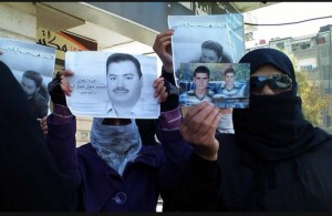 Manifestantes mostram fotos de familiares que estão desaparecidos e protestam contra o presidente Bashar al-Assad Manifestantes mostram fotos de familiares que estão desaparecidos e protestam contra o presidente Bashar al-Assad