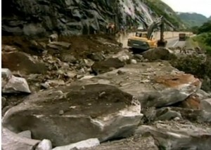 Depois de deslizamento, trânsito é liberado em meia pista da Rodovia Rio-Juiz de Fora Depois de deslizamento, trânsito é liberado em meia pista da Rodovia Rio-Juiz de Fora