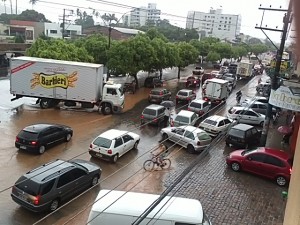 Na cidade Nova, o trânsito ficou interrompido em toda Zulamith Bittencourt e Presidente Dutra - Foto: Adilson Ribeiro Na cidade Nova, o trânsito ficou interrompido em toda Zulamith Bittencourt e Presidente Dutra - Foto: Adilson Ribeiro