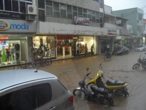 Chuva forte inunda ruas do centro e de alguns bairros de Itaperuna Chuva forte inunda ruas do centro e de alguns bairros de Itaperuna