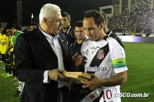 Edmundo se despede do Vasco em noite cheia de emoções Edmundo se despede do Vasco em noite cheia de emoções