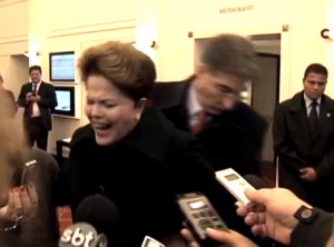 Presidente Dilma é atingida por uma barra de ferro na Alemanha Presidente Dilma é atingida por uma barra de ferro na Alemanha
