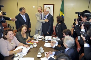 Líderes governistas fecham acordo para votar Lei da Copa sem artigo que libera consumo de bebidas alcoólicas Líderes governistas fecham acordo para votar Lei da Copa sem artigo que libera consumo de bebidas alcoólicas