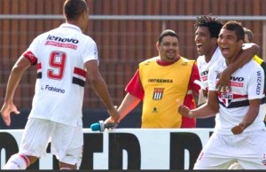 Com menos um em campo, São Paulo vence o Santos pelo Paulistão Com menos um em campo, São Paulo vence o Santos pelo Paulistão