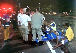 Homem perde a direção do carro, invade a pista que estava fechada para obras e fere vários operários Homem perde a direção do carro, invade a pista que estava fechada para obras e fere vários operários