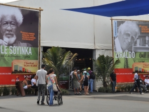 Problema com tradução simultânea gera constrangimento durante palestra de poeta homenageado pela bienal de Brasília