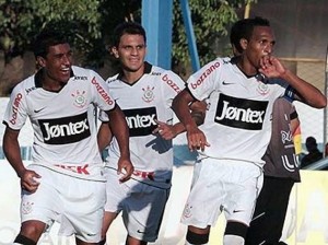 Corinthians derrota o Oeste por 3 a 0 com dois gols de Liedson Corinthians derrota o Oeste por 3 a 0 com dois gols de Liedson