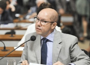 Demóstenes Torres pede desligamento do DEM Demóstenes Torres pede desligamento do DEM