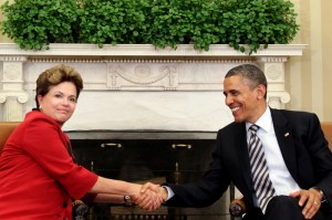 Presidenta Dilma Rousseff cumprimenta o presidente dos Estados Unidos, Barack Obama, durante encontro na Casa Branca Presidenta Dilma Rousseff cumprimenta o presidente dos Estados Unidos, Barack Obama, durante encontro na Casa Branca