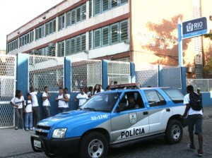 Ameaça de bomba e homem armado assustam alunos em escola do Rio de Janeiro Ameaça de bomba e homem armado assustam alunos em escola do Rio de Janeiro