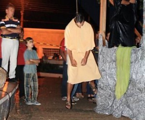 Ator se enforca de verdade em apresentação da Paixão de Cristo em São Paulo Ator se enforca de verdade em apresentação da Paixão de Cristo em São Paulo