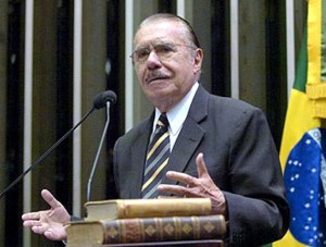 Sarney recebe alta da UTI, mas seguirá internado após angioplastia Sarney recebe alta da UTI, mas seguirá internado após angioplastia