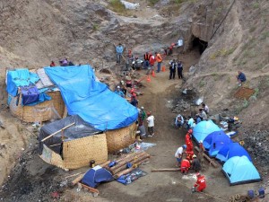 Parentes e amigos dos nove mineiros soterrados no Peru fazem vigília à espera dos resgates Parentes e amigos dos nove mineiros soterrados no Peru fazem vigília à espera dos resgates