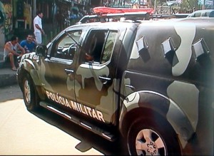 Três morros de subúrbio do Rio foram ocupados esta noite pela Polícia Militar Três morros de subúrbio do Rio foram ocupados esta noite pela Polícia Militar