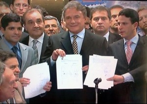 Líderes partidários fecham acordo para entregar hoje as assinaturas para criação da CPMI Líderes partidários fecham acordo para entregar hoje as assinaturas para criação da CPMI