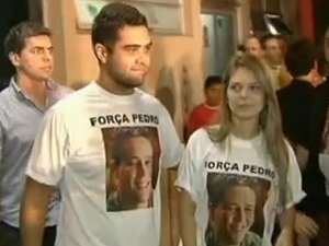 Thiago e Thaís, mulher de Pedro, durante coletiva (Foto: Reprodução/TV Anhanguera) Thiago e Thaís, mulher de Pedro, durante coletiva (Foto: Reprodução/TV Anhanguera)