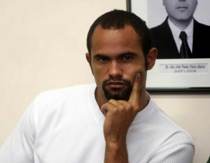 Goleiro Bruno fecha com time mineiro e espera Justiça para voltar a jogar