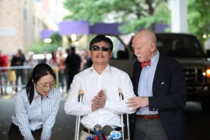 Apoiado em muletas, Chen chega aos Estados Unidos com a família Apoiado em muletas, Chen chega aos Estados Unidos com a família