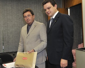 O presidente da Comissão Parlamentar Mista de Inquérito (CPMI) do Cachoeira, senador Vital do Rêgo (PMDB-PB), e o relator, deputado Odair Cunha (PT-MG), recebem os documentos sobre as operações Vegas e Monte Carlo, da Polícia Federal O presidente da Comissão Parlamentar Mista de Inquérito (CPMI) do Cachoeira, senador Vital do Rêgo (PMDB-PB), e o relator, deputado Odair Cunha (PT-MG), recebem os documentos sobre as operações Vegas e Monte Carlo, da Polícia Federal