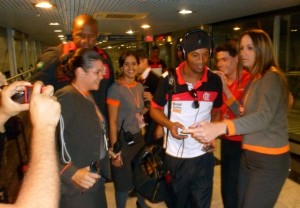 Delegação rubro-negra é recebida com festa no Recife Delegação rubro-negra é recebida com festa no Recife