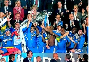 Chelsea valente derrota Bayern nos pênaltis e levanta a taça de campeão europeu Chelsea valente derrota Bayern nos pênaltis e levanta a taça de campeão europeu