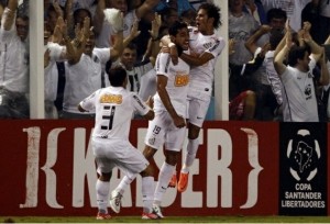 Santos passa pelo Vélez nos pênaltis e encara o Corinthians na Libertadores Santos passa pelo Vélez nos pênaltis e encara o Corinthians na Libertadores