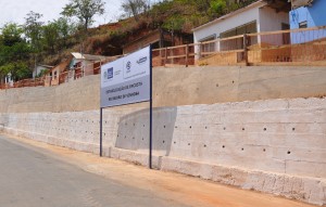 Muros de contenção foram construídos em diversos pontos da cidade Muros de contenção foram construídos em diversos pontos da cidade