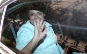 Dilma da entrada no Hospital Sírio-Libanês em São Paulo Dilma da entrada no Hospital Sírio-Libanês em São Paulo
