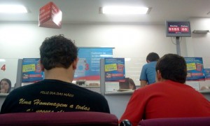 Fiscalização da Prefeitura notifica agência do Bradesco por demora de cliente em fila Fiscalização da Prefeitura notifica agência do Bradesco por demora de cliente em fila