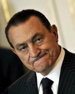 Mubarak é condenado à prisão perpétua, em meio a divisões no Egito Mubarak é condenado à prisão perpétua, em meio a divisões no Egito