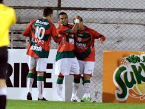 São Paulo é derrotado no Canindé e perde chance de entrar no G-4 São Paulo é derrotado no Canindé e perde chance de entrar no G-4