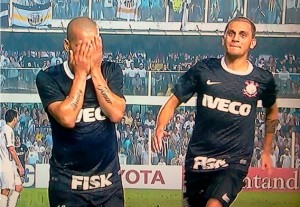 Corinthians vence o Santos na Vila Belmiro e só depende de um empate para chegar à final da Libertadores Corinthians vence o Santos na Vila Belmiro e só depende de um empate para chegar à final da Libertadores