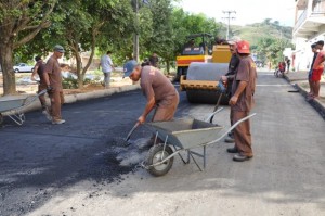 Prefeitura de Itaperuna faz obra de asfaltamento de ruas Prefeitura de Itaperuna faz obra de asfaltamento de ruas