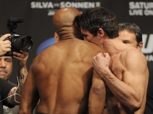 Anderson Silva na pesagem encosta firme com o ombro em Sonnen que quase foi ao nocaute Anderson Silva na pesagem encosta firme com o ombro em Sonnen que quase foi ao nocaute