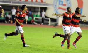 Desfalcado, com um a menos, Flamengo mostra raça e vence o Bahia fora de casa Desfalcado, com um a menos, Flamengo mostra raça e vence o Bahia fora de casa