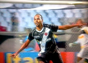 Vasco vence clássico com gol no final do jogo e dorme na liderança Vasco vence clássico com gol no final do jogo e dorme na liderança