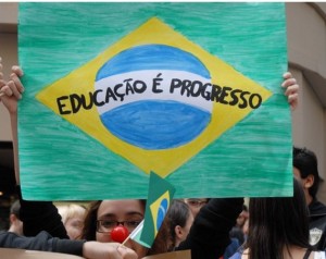 Professores em greve analisam proposta do governo, mas sindicato avalia que greve deve continuar Professores em greve analisam proposta do governo, mas sindicato avalia que greve deve continuar
