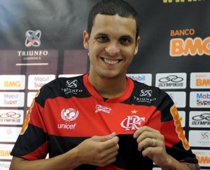 Ramon é oficialmente apresentado pelo Flamengo Ramon é oficialmente apresentado pelo Flamengo