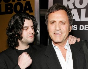 Sage Stallone, filho de Sylvester Stallone é encontrado morto dentro de seu apartamento nos EUA Sage Stallone, filho de Sylvester Stallone é encontrado morto dentro de seu apartamento nos EUA