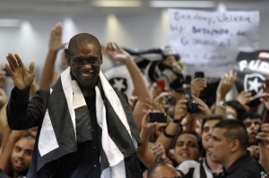 Seedorf chega no Galeão e fica emocionado com a multidão de alvinegros - Foto: AGIF Seedorf chega no Galeão e fica emocionado com a multidão de alvinegros - Foto: AGIF