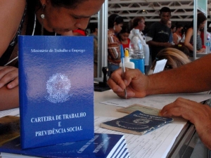 Emprego doméstico com carteira assinada não chega a 40% em todos estados Emprego doméstico com carteira assinada não chega a 40% em todos estados