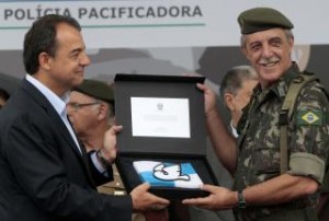 Exército deixa oficialmente o Complexo do Alemão e UPP assume o controle da região Exército deixa oficialmente o Complexo do Alemão e UPP assume o controle da região