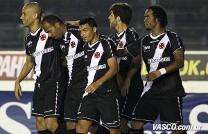 Vasco vence o Santos em São Januário e segue perto do líder Vasco vence o Santos em São Januário e segue perto do líder